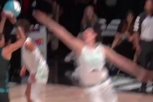 杜兰特现场观战女篮比赛，进球后这个反应太经典了