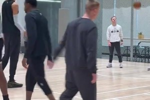 马刺签下普拉姆利，普拉姆利参加球队训练